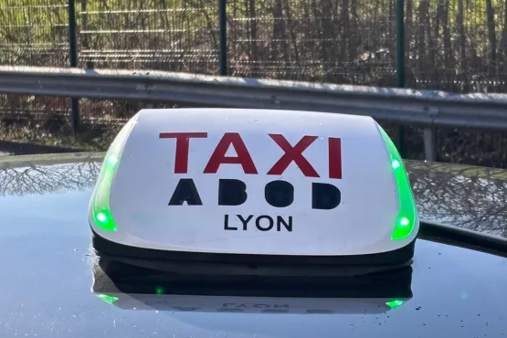 lumineux taxi lyon sur vehicule taxi